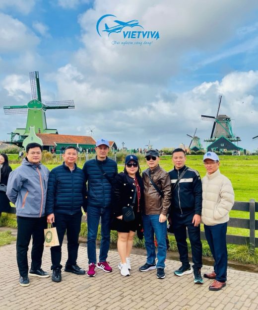 KHÁCH CHỤP ẢNH TẠI NGÔI LÀNG CỔ ZAANSE SCHANS